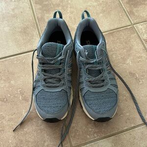 Women’s ASICS sneakers. Gel Venture. Size 9.5 Perfect condition. Worn maybe once